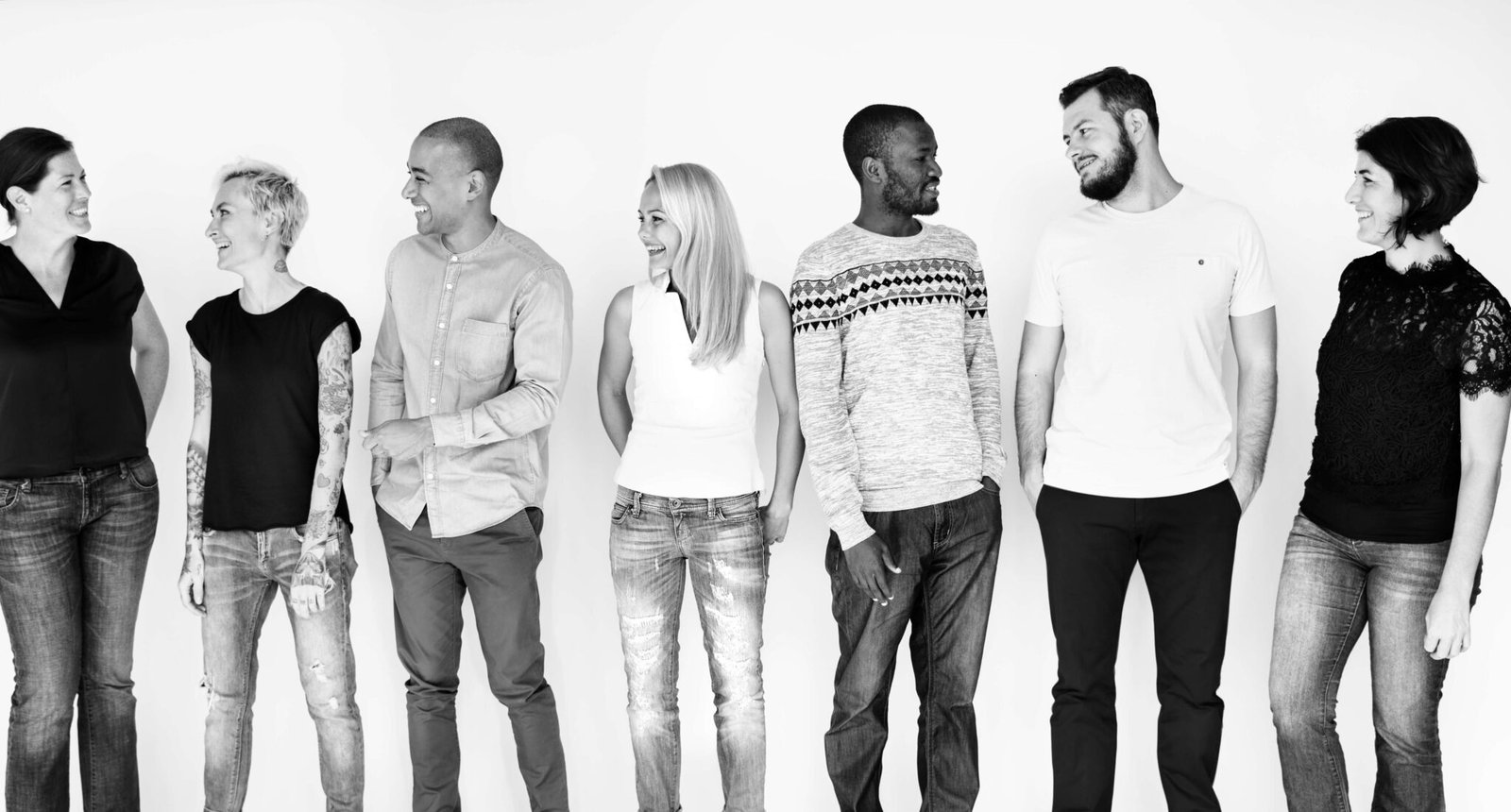 Personnes diversifiées souriantes